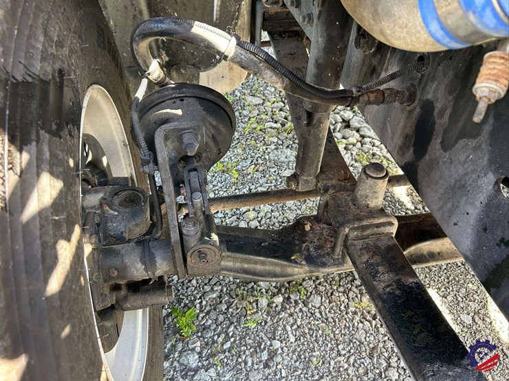 2010-freightliner-m2-106-image-94