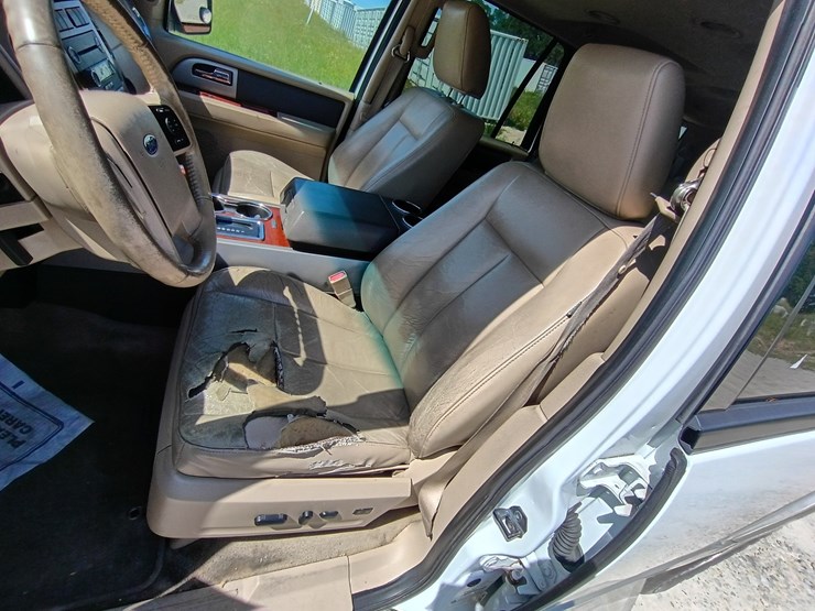 2010-ford-expedition-image-32