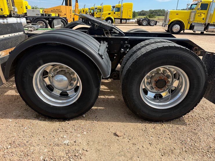 2016-kenworth-t800-image-16