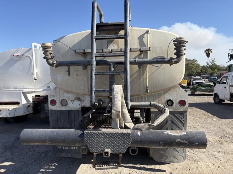 2012-freightliner-114sd-image-14