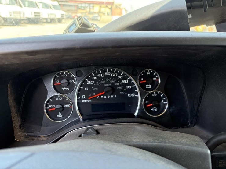 2016-chevrolet-express-3500-image-17
