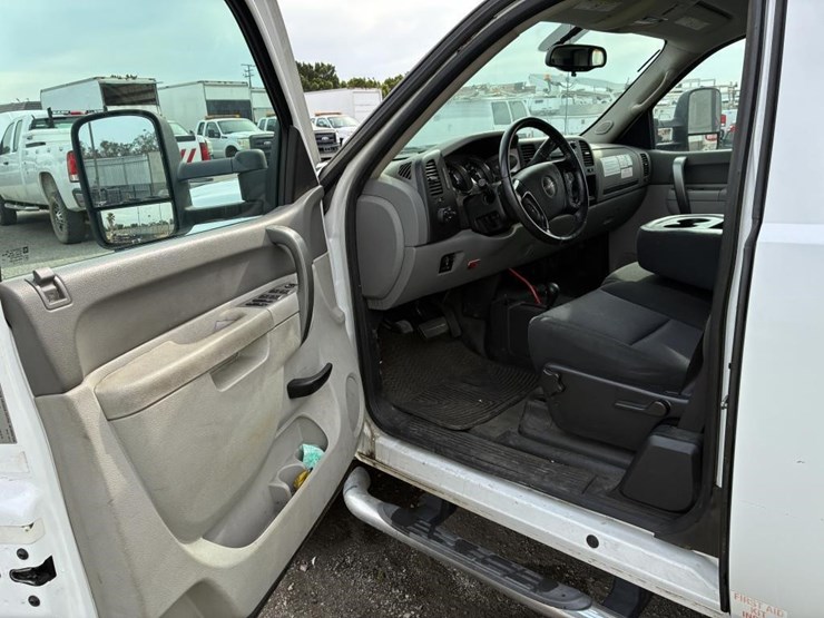 2012-gmc-3500hd-image-12