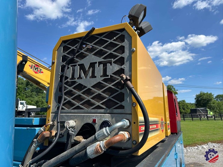 2010-freightliner-m2-106-image-34