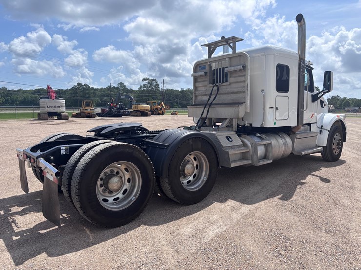 2021-peterbilt-567-image-3