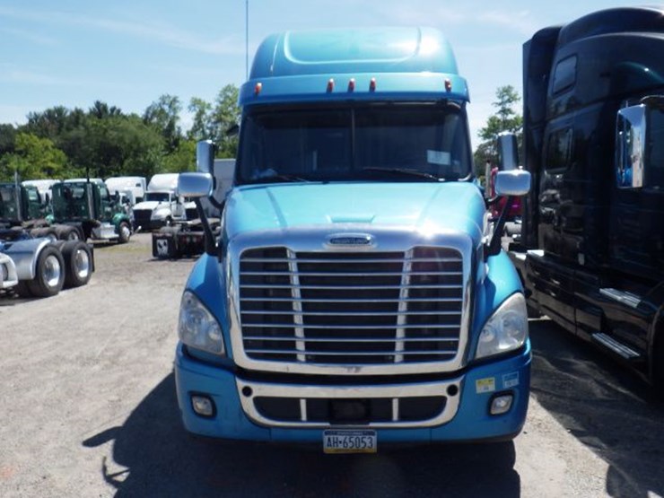 2014-freightliner-cascadia-125-evolution-image-2