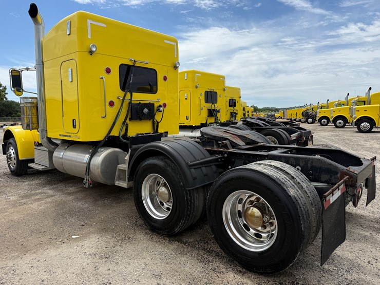 2015-peterbilt-389-image-7