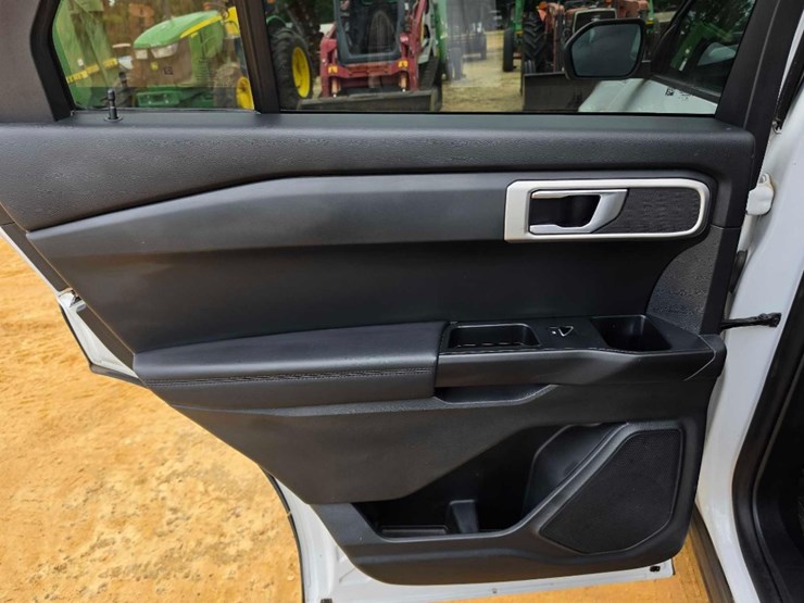 2021-ford-explorer-image-13