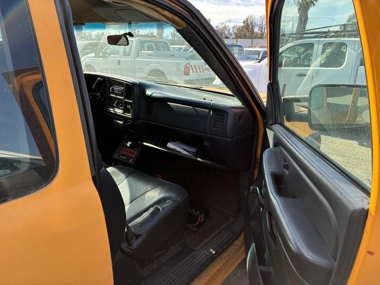2001-chevrolet-3500-image-19
