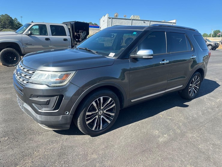 2016-ford-explorer-platinum-image-9