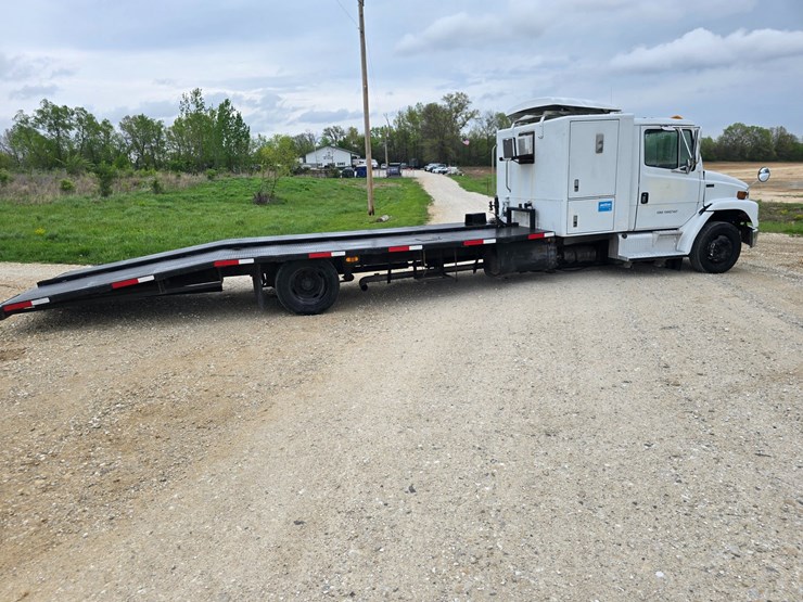 2001-freightliner-fl60-image-16