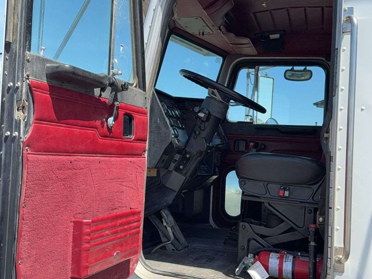 1996-peterbilt-379-image-28