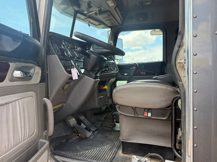 2014-peterbilt-389-image-11