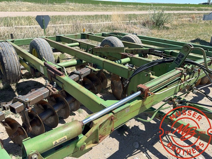 john-deere-235-image-10