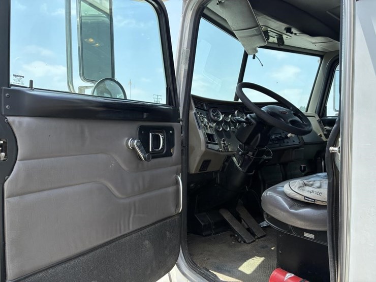 2010-peterbilt-335-image-11