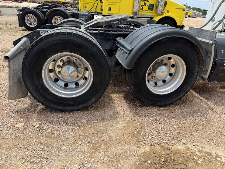 2016-kenworth-t800-image-16