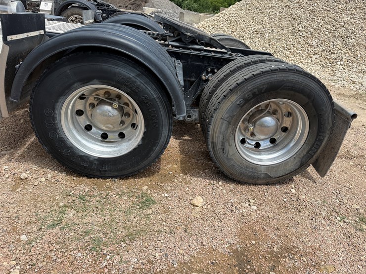 2016-kenworth-t800-image-17