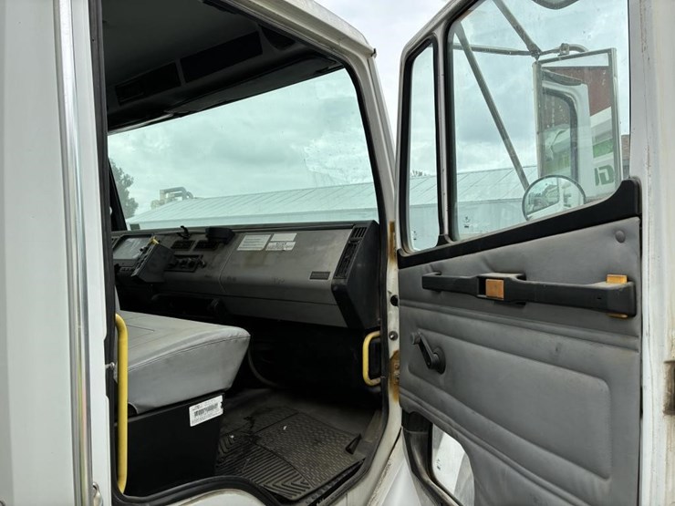 2002-freightliner-fl80-image-10