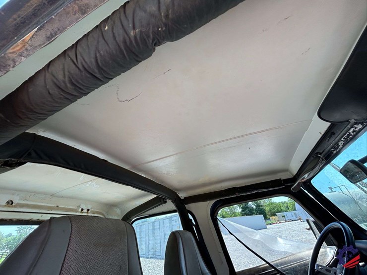 1994-jeep-wrangler-image-56