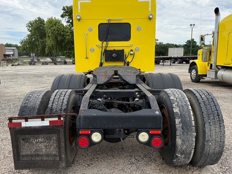 2015-peterbilt-389-image-6