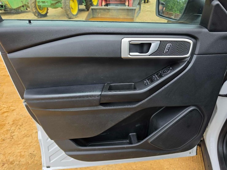 2021-ford-explorer-image-16
