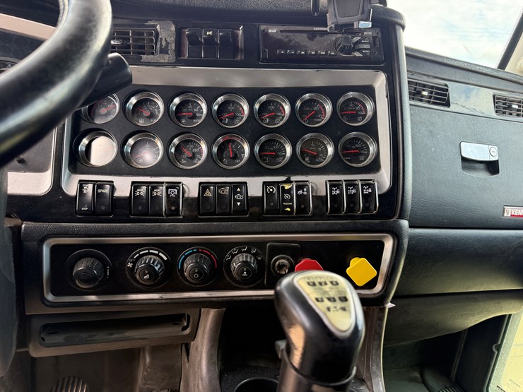 2015-kenworth-t800-image-10