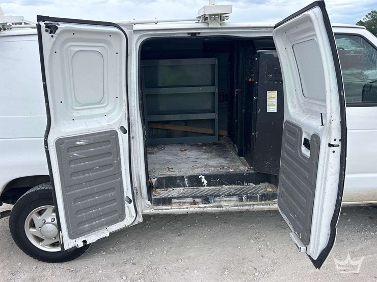 2014-ford-cargo-image-16