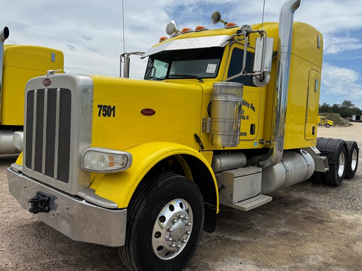 2013-peterbilt-389-image-1