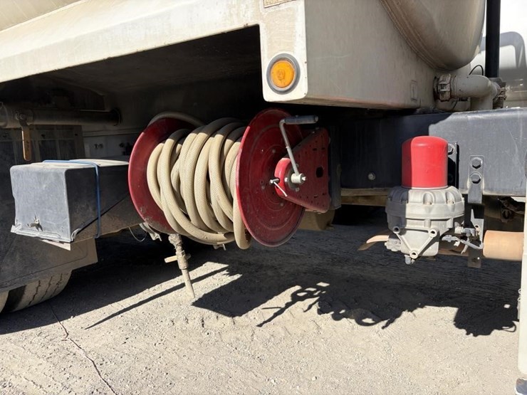 2012-freightliner-114sd-image-12