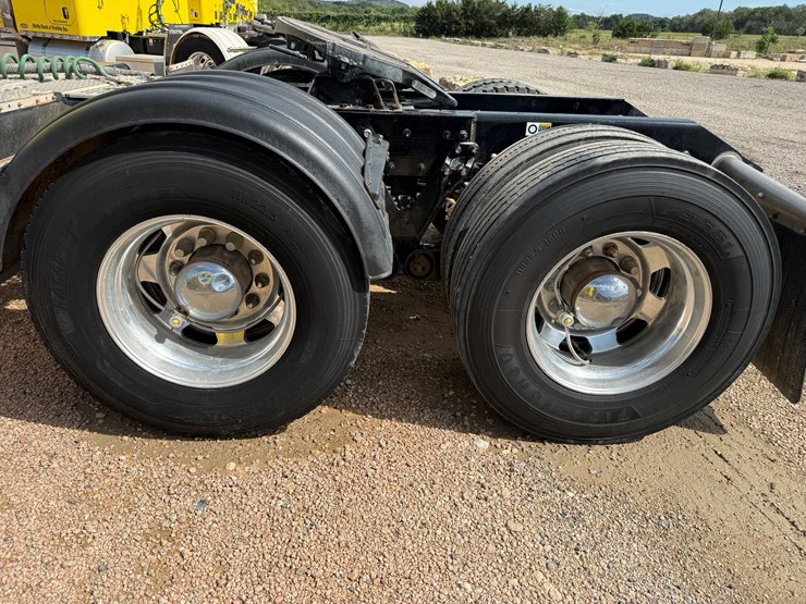 2016-kenworth-t800-image-15