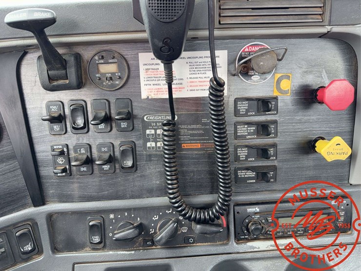 2007-freightliner-columbia-120-image-20
