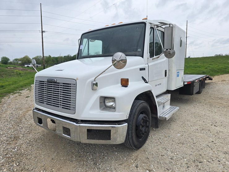 2001-freightliner-fl60-image-1