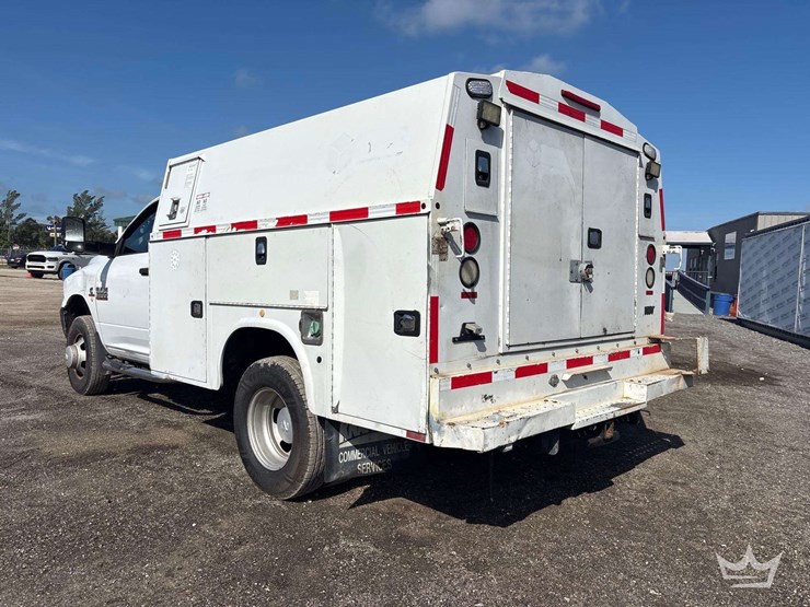 2015-dodge-3500-image-4