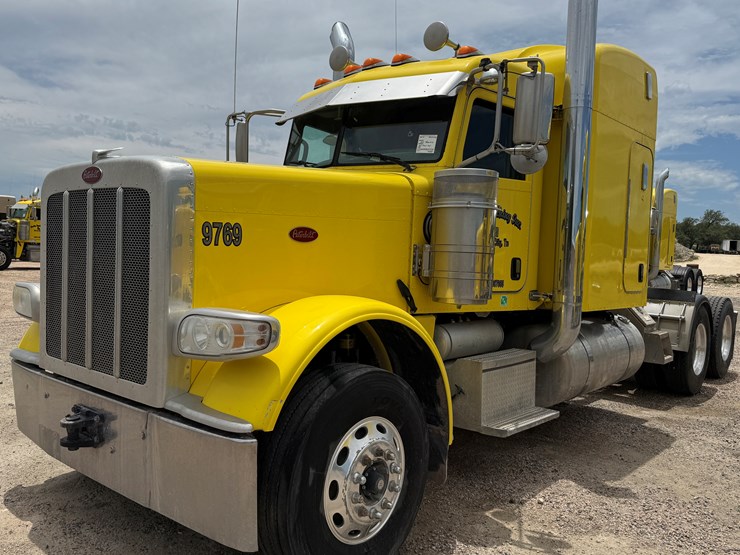 2015-peterbilt-389-image-1