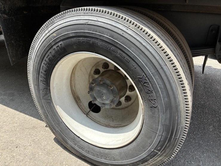 2010-peterbilt-335-image-5