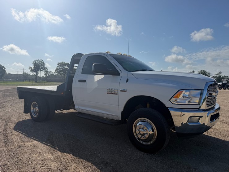 #126-•-2015-ram-3500-flatbed-truck-image-2