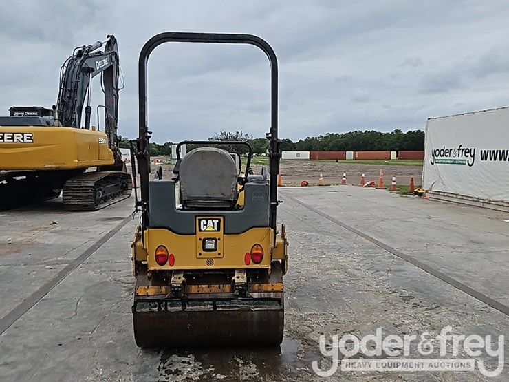 2019-caterpillar-cb24b-image-14