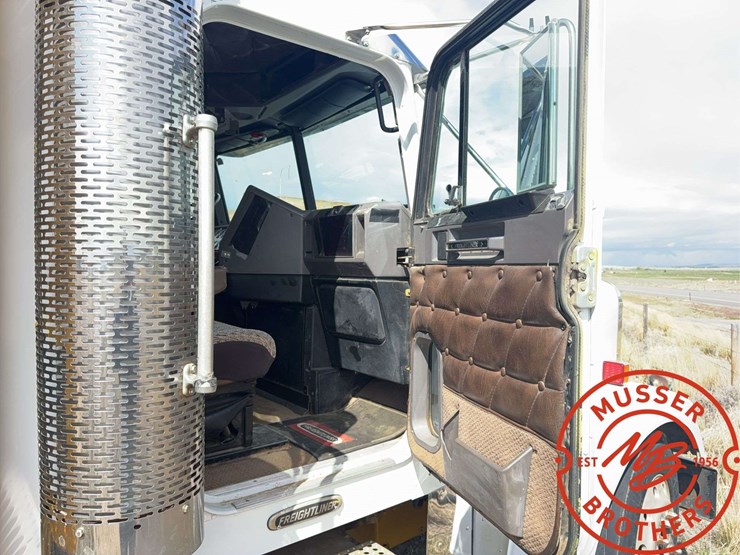 2000-freightliner-fld120-image-36