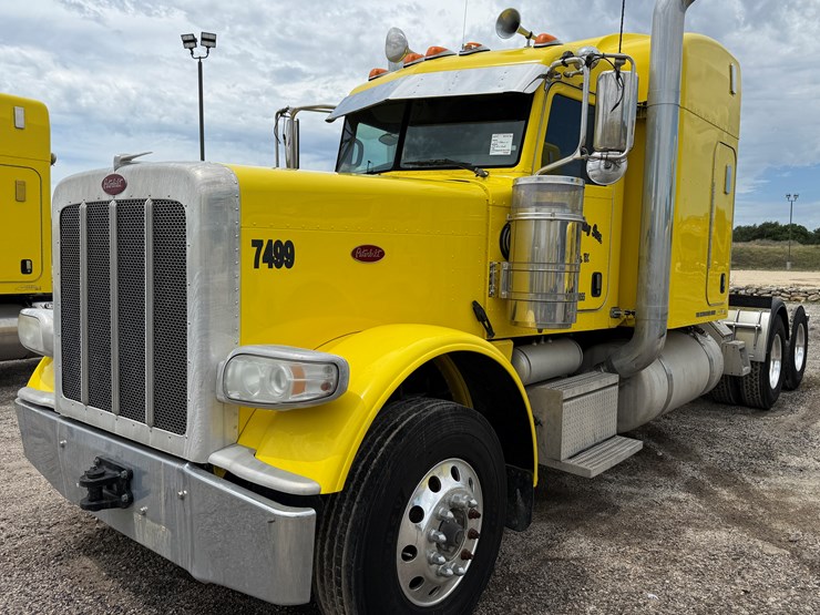 2013-peterbilt-389-image-1