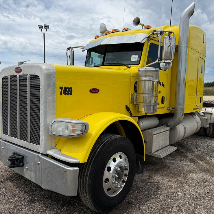 2013 PETERBILT 389