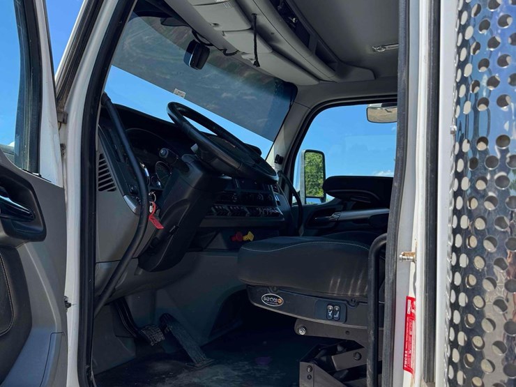 2021-kenworth-t880-image-25