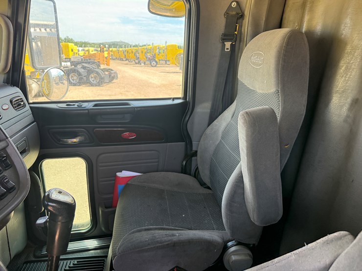 2014-peterbilt-389-image-11