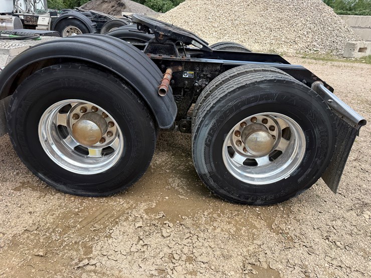 2015-kenworth-t800-image-14