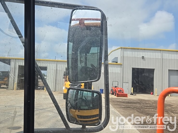 2020-volvo-a25g-image-47