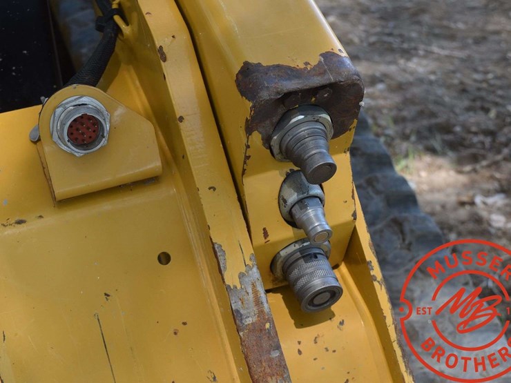 2017-caterpillar-d2-image-41