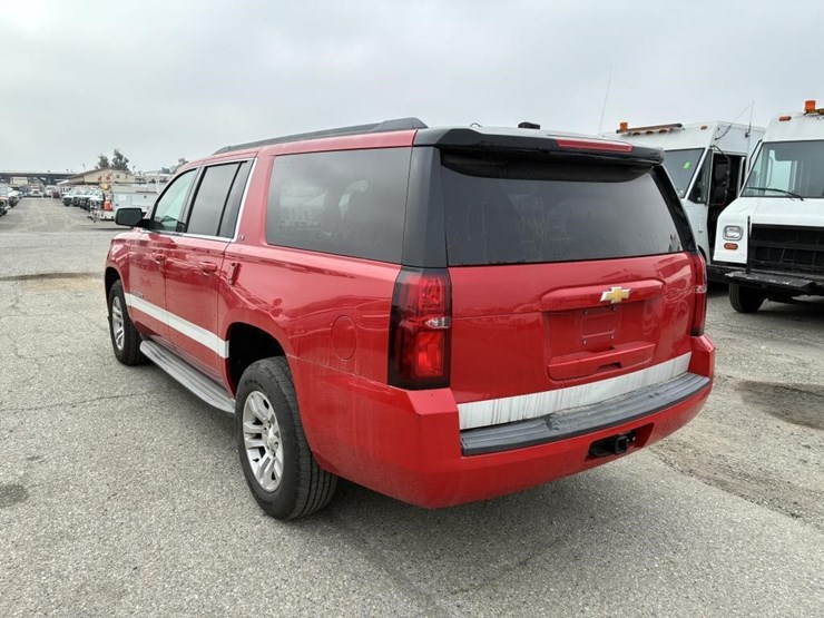 2016-chevrolet-suburban-image-4