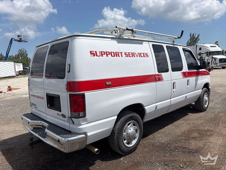 2014-ford-e-150-cargo-van-image-3
