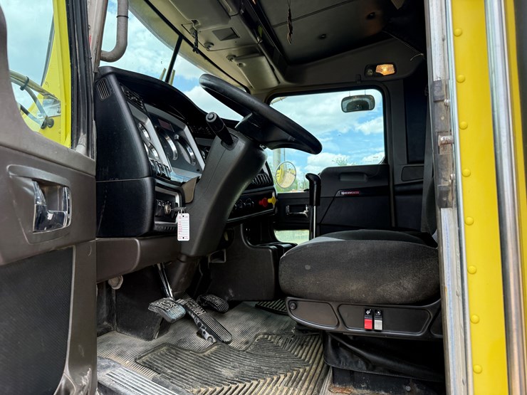 2015-kenworth-t800-image-11