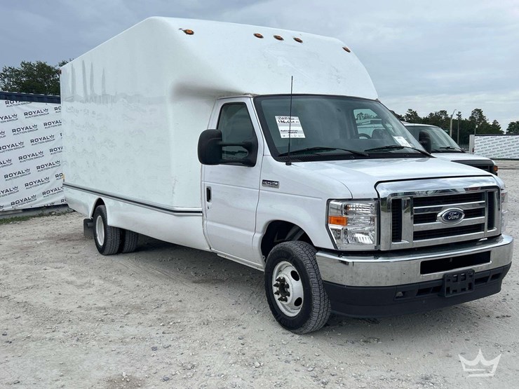 2023-ford-e450-image-2