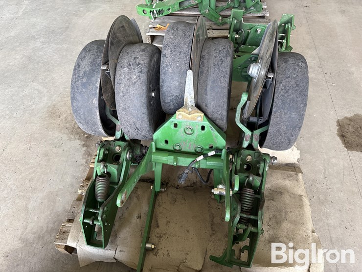 john-deere-planter-units-w/roller-wheels-image-8