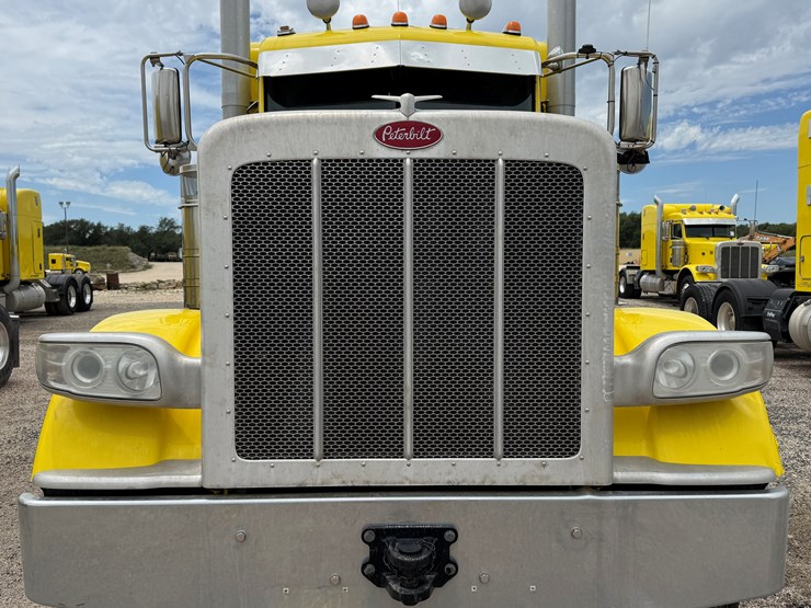 2015-peterbilt-389-image-2
